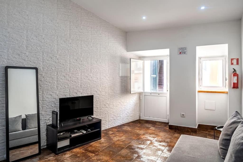 Cozy Ground Floor Studio With Ac And Loft Bedroom Lisboa Exteriör bild