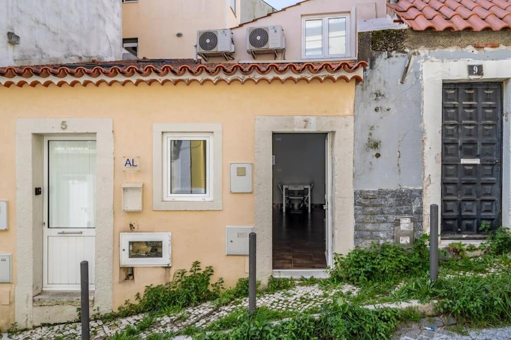 Cozy Ground Floor Studio With Ac And Loft Bedroom Lisboa Exteriör bild